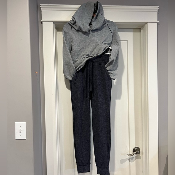 SOLD LOCALLY Lululemon jogger set size 4 - Picture 1 of 1